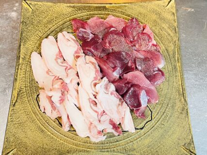ハクビシンとキョンの生肉を並べた食べ比べの盛り合わせ