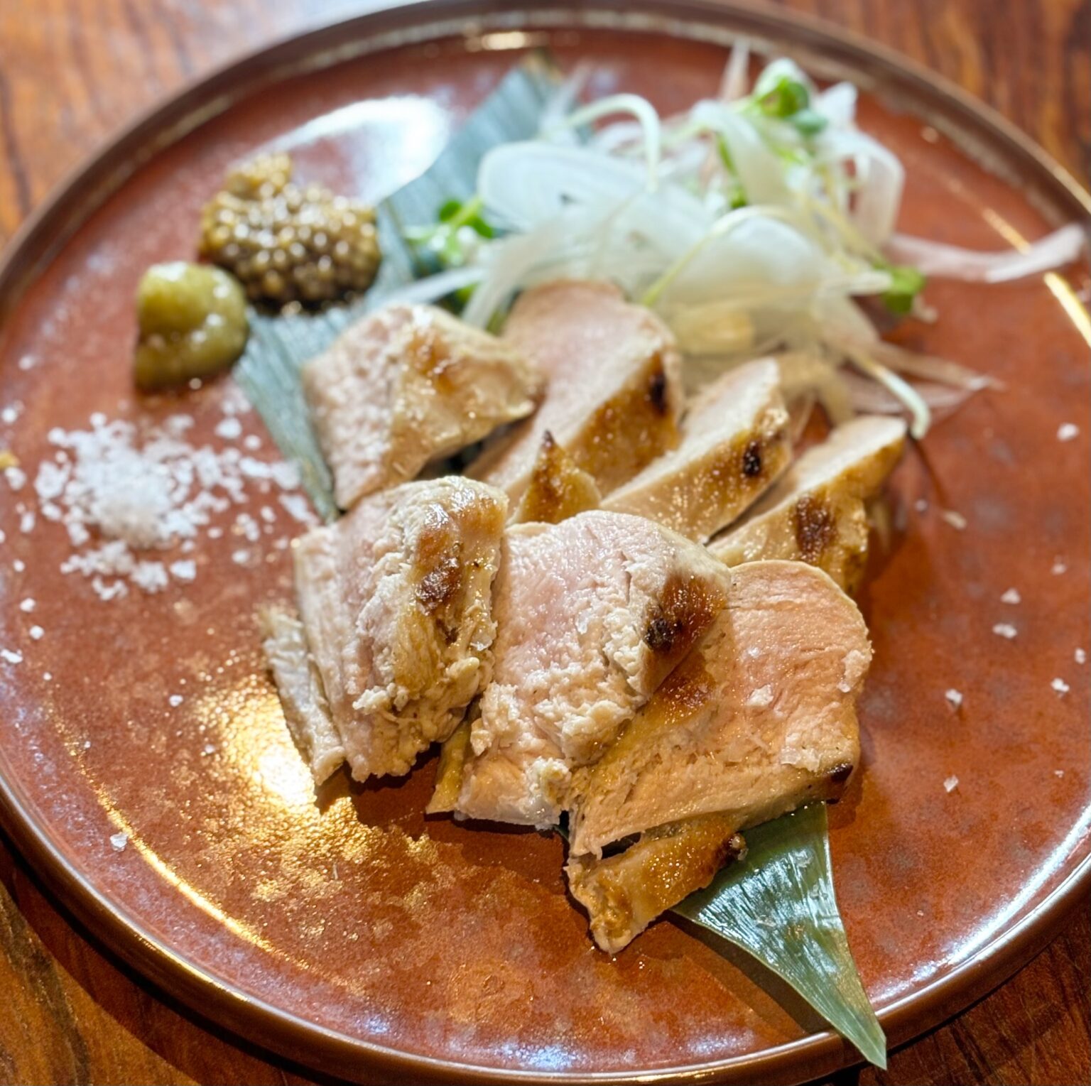 皿に盛った雉肉のタタキ