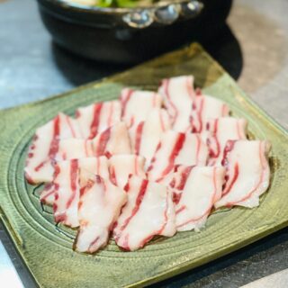 笹の上に並べたイチジク穴熊のスライス